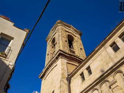 Sulla chiesa si erge per�, semplice ed elegante, un alto campanile che guarda il mare, costruito a pi� riprese fra il 1664 e il 1732 e contraddistinto su ogni lato da monofore affiancate da lunghe lesene